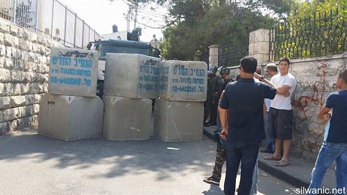 L'occupation obstrue la rue Al-Farsi, à Al-Tur avec des blocs de ciment